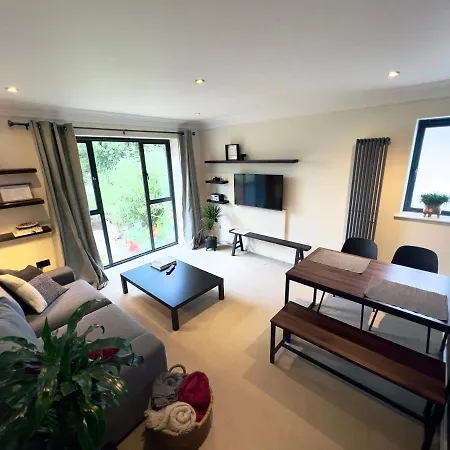 Апартаменты Modern And Cozy 2-Guest Flat With Gated Parking Кингстон на Темзе Экстерьер фото