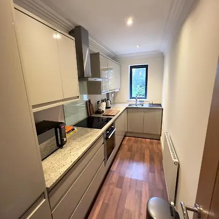Апартаменты Modern And Cozy 2-Guest Flat With Gated Parking Кингстон на Темзе Экстерьер фото