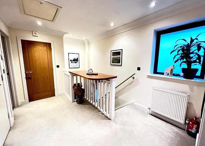 Modern And Cozy 2-Guest Flat With Gated Parking